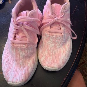 Womens Adidas Boost sz 6 tennis shoes. The cutest with everything!